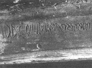 A Penszéki (Pinsec, Svájc) felirat Rovásjelek vagy latin ábécével írt szöveg? A mérleg nyelve a legújabb elemzések alapján a latin felé billen.