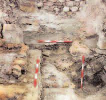 történhetett csak meg, miután a kápolnahajó délnyugati sarka részben már erre támaszkodik. A téglalap alaprajzú épület (belsô tere 8 3,6 m, 15.
