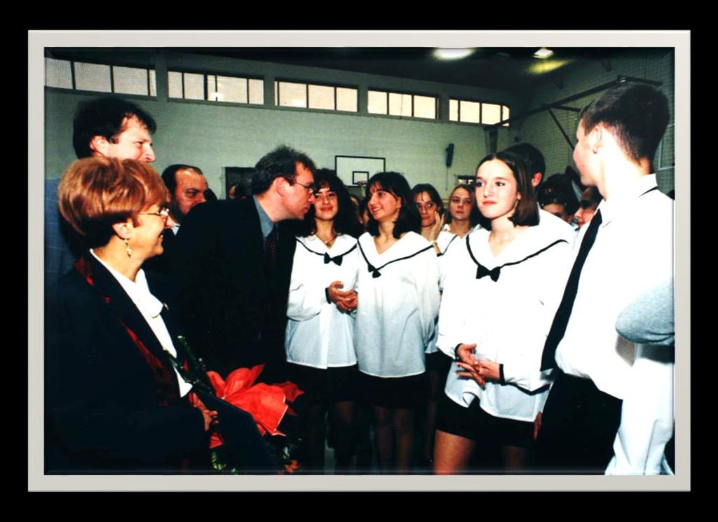 1999. december 8-án Pokorni Zoltán oktatási miniszter és Csabai Lászlóné polgármester részvételével