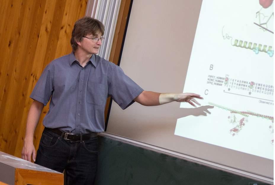 Karacs Kristóf Gáspári Zoltán OKTATÁS AZ INFORMÁCIÓS TECHNOLÓGIAI ÉS BIONIKAI KAR KÉPZÉSEI A Karon 2001-ben az akkreditáció után indult el az oktatás a műszaki informatikus egyetemi szakon.
