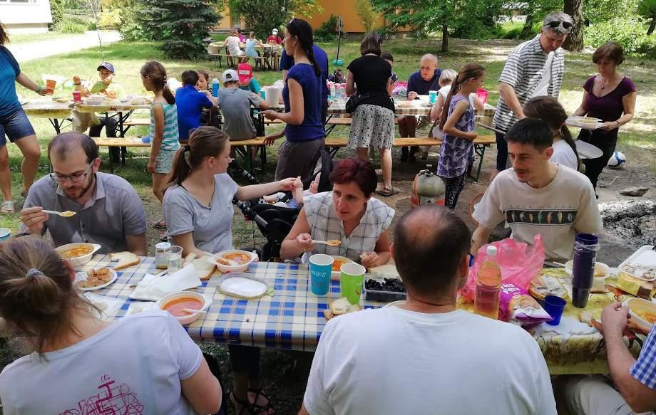 ZENEI ÉLET AZ ITK-N Munkatársi piknik Csobánkán (2018. május) MUNKATÁRSI PIKNIK Évente felkerekedünk egy májusi vagy júniusi szombaton az ITK munkatársi és oktatói gárdájával, és kivonulunk a zöldbe.