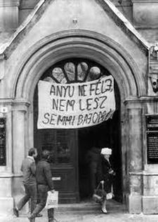 üldöztetést és büntetőeljárások megindításának sorozatát.
