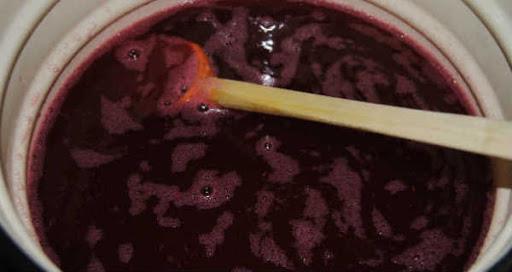 Sirupus rubi idaei FoNoVII. Málna-szirup Vinum rubi idaei FoNoVII. 375,0g Saccharosum 625,0g Aqua destillata ad 1000,0g Készítés: A málna-borban feloldjuk a szacharózt.