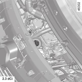 Mindig a szintjelző pálca segítségével ellenőrizze a motorolajszintet, az előzőekben meghatározottak szerint (soha nem lehet a pálca minimum jelzése alatt, sem a pálca maximum jelzése fölött).
