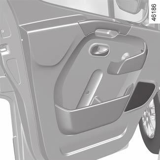 RÁDIÓ-ELŐKÉSZÍTÉS 1 2 Amennyiben gépjárművében nincs audió rendszer, a rádió-előkészítés a következő elemek helyét foglalja magában: autórádió 1; első hangszórók 2 (gépkocsitól függően).