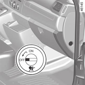 GYERMEKEK BIZTONSÁGA: első utasoldali AIRBAG kikapcsolása, bekapcsolása (1/3) 1 Az utasoldali airbag ki- és bekapcsolását a gépkocsi álló helyzetében végezze.