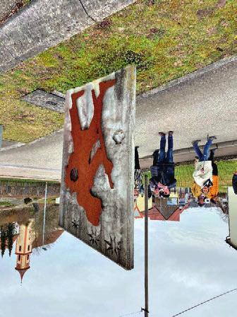Aus unserer GesellschAft - JAhrestAGunG In Heuchlingen stellt Erich Baierl den von ihm entworfenen Besinnungsweg Schritte durchs Leben vor, den Schüler mit ihren Lehrern und ehrenamtlichen Helfern