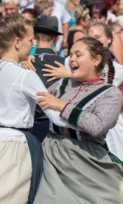 Azt hallottam 2 & 4 & q = 72 Le A KARÁDI FALUVÉGEN Karád (Somogy megye), Dávid Gyula # A ka rá di fa lu vé gen, Sej, haj, lu lu lu lu lá rom, # ány vá sár lesz a hé ten, Sej, haj, lu lu lu lu lá rom.