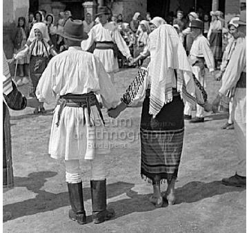 ÉLETKÉP Csillag Boris Allegro (gyorsan) fsz Hid HIDLÓ VÉGÉN, PADLÓ VÉGÉN Bogdánfalva (Bákó megye), Domokos Péter Pál 2 & 4 ló vé gén, pad ló vé gén ka ri kás tán cot jár ják, & Hid ló vé gén, pad ló
