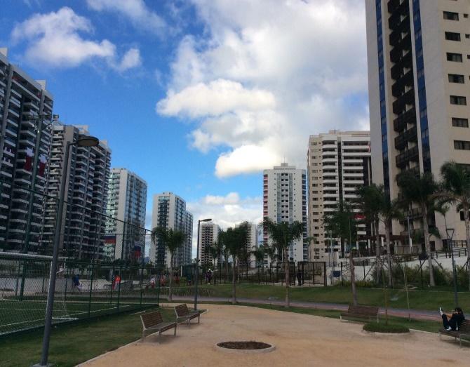 1. ábra: Olimpiai falu Rio de Janeiro Forrás: saját archívum Az olimpiai parkot is fenntarthatósági alapelvek szerint építették, üzemeltették: szelektíven gyűjtötték a hulladékot, a kertek, pályák