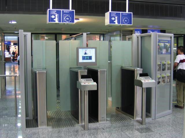 A biometrikus adatok gyakorlati alkalmazása 151 eltárolták. A programhoz a repülőtéren alakították ki a regisztrációs központot.