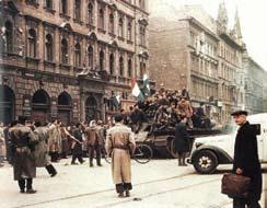 90 1956 forradalma, a kommunizmus gyengülése és bukása, az önálló, szabad Magyarország Összefoglaló: Forradalom a budapesti utcákon A forradalom október 23-án békés tüntetésként kezdődött.