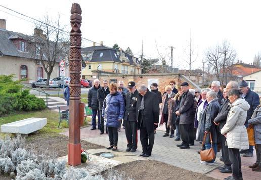Ezt követően a csapat a kistarcsai internáló tábor egykori területét látogatta meg, ahol koszorút helyeztek el az ott raboskodó ártatlanok emléke előtt.