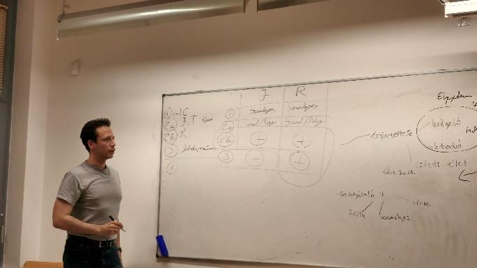 oldalszámozáshoz, témák ismertetése) illetve Excelben érdekességnek a Pivot tábla használatát