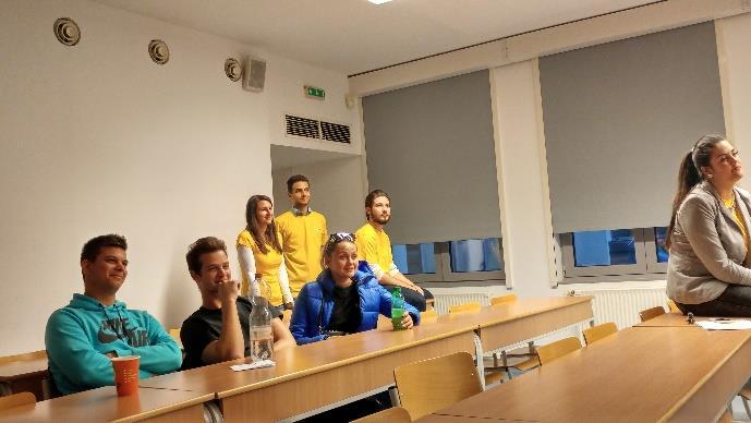 automatizált robotkar segítségével, a több, mint 1