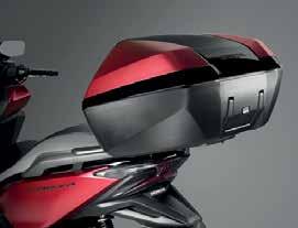 KIEGÉSZÍTŐK FORZA 125 / 300 POGGYÁSZ 45 LITERES HÁTSÓ DOBOZ 08ESY-K40-TB19ZB A csomag tartalmazza a robogóhoz színben illő, 45 literes, Smart kulcsos hátsó dobozt és a