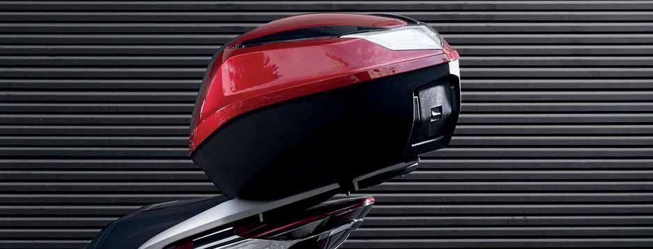 KIEGÉSZÍTŐK SH125/SH150 POGGYÁSZ 35 LITERES SMART HÁTSÓ DOBOZ 08L72-K53-DH0ZA, ZC, ZD VAGY ZN Háttámlával felszerelt 35 literes hátsó doboz, amely 1 zárt sisak tárolására alkalmas.