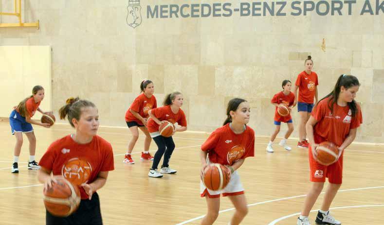 A sportolók létesítménybe belépésekor kézfertőtlenítés és testhőmérséklet-mérés történik. Egyirányúsítottuk az épületen belüli közlekedést, hogy minimalizáljuk a csoportok közötti kontaktust.