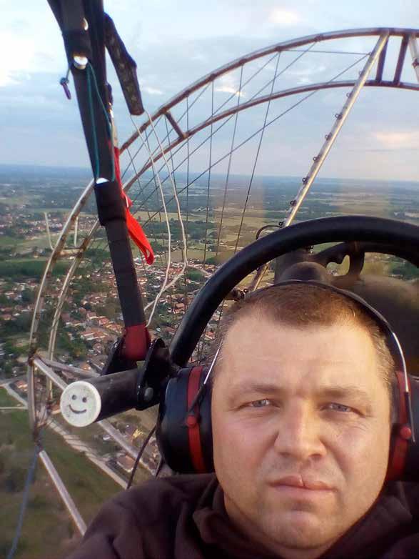 INTERJÚ 9 Nappal Gripent szerel, este siklóernyőről figyel ERDÉLYI SÁNDOR LÉGI FELDERÍTŐKÉNT SEGÍTI A KADAFALVI POLGÁRŐRSÉGET Fotó: Dombi Mihály A repülés minimalizmusa így tekint a siklóernyőzésre a