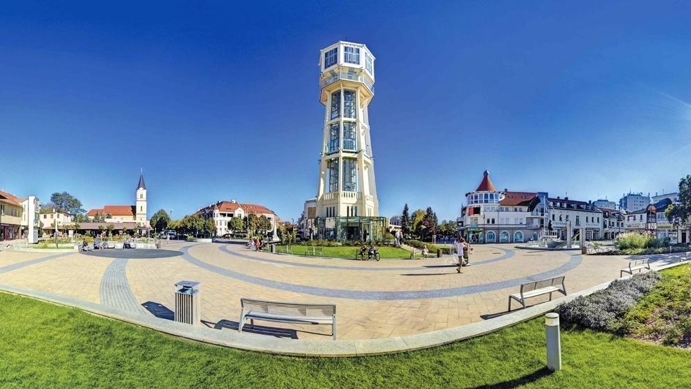 SIÓFOK A Balaton keleti medencéjének déli partján fekszik, ott, ahol a Sió ered a tóból.