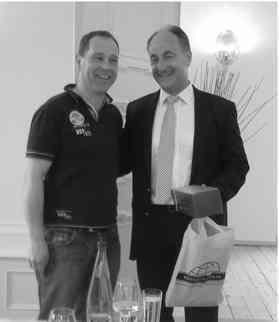 Zur Verabschiedung aus dem DASV-Vorstand erhielt Uwe Decker für seine Zeit als Vizepräsident des DASV ein kleines Geschenk von DASV-Präsident Klaus Weis in Wiesbaden.