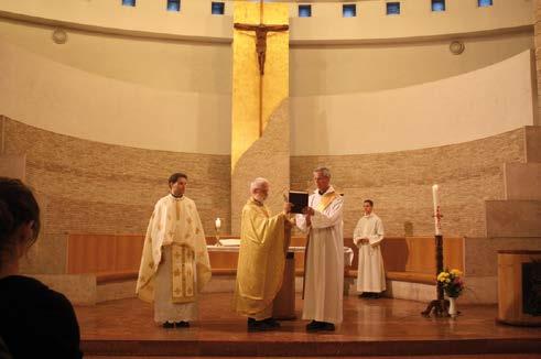 9. Liturgikus ruhák és eszközök Az apostoli időben nem volt különbség az episzkoposz (püspök), a preszbüterosz (áldozópap), a diakónus (szerpap) és a többi megkeresztelt hívő ruhaviselete között.