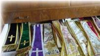 századtól a szolgálatok megkülönböztetésére a zsidó főpapi ruhadarabok elemeiből és a római ruhaviseletből kezdtek kialakulni a liturgikus ruhák. A Karolingkorra (VIII IX. század) ezek állandósultak.