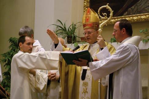 emlékeztet. Díszes mellcsat fűzi össze. A karing (rochetta) a klerikusok ünnepélyes ruhája a reverenda fölött.