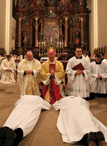 10. Összehangolt mozgás A szolgálattevőknek a nagyobb liturgiák előtt általában kötelező próbán kell részt venniük (nagyheti szertartások, püspöki mise stb.).