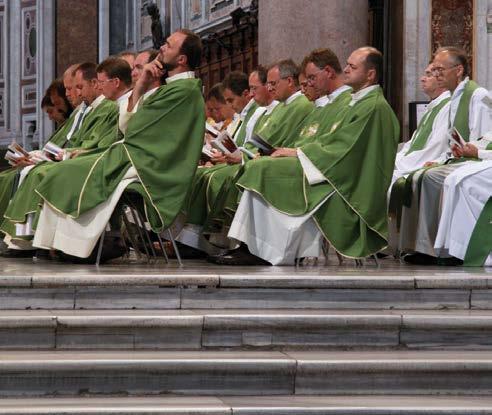 Az Eucharisztia liturgiájának részei Az Eucharisztia liturgiája, a szentmise második főrésze az adományok előkészítésével, FELAJÁNLÁSÁ- VAL (körmenet) kezdődik.
