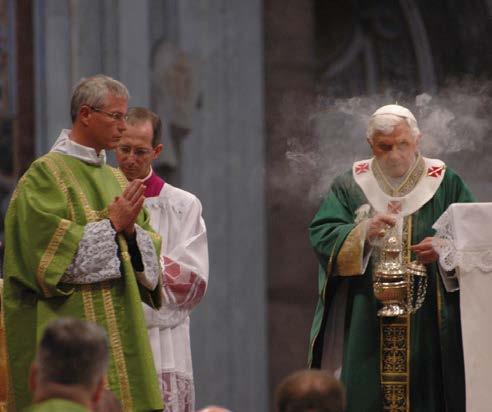 pap áldozik, majd a diakónus, a szolgálattevők, a ministránsok és azután a hívek (nászmisében az ifjú pár). Ezalatt éneklik az ÁLDOZÁSI ÉNEKET (Communio), melyet a csendes misében felolvasnak.