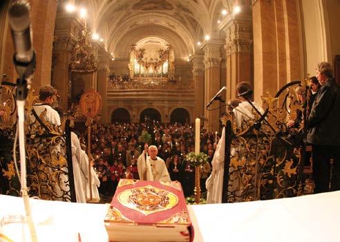 Első rész: LITURGIKA 1. Bevezetés Ünneplés és liturgia Az Egyház megszokott teológiai jelzői mellé (egy, szent, katolikus és apostoli) sokak szerint egy ötödik is illene: szép.