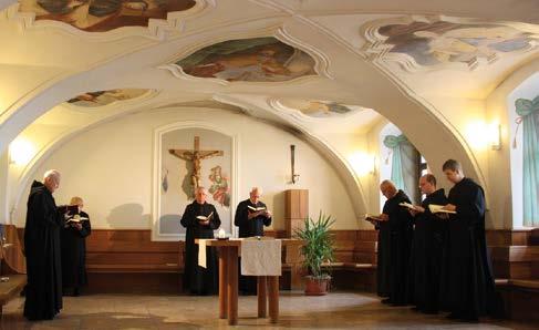 A zsolozsma sarokkövei a Laudes és a Vesperás. A teljes napi zsolozsmát az IMÁDSÁGRA HÍVÁS (INVITATORIUM) vezeti be: Nyisd meg, Uram, ajkamat! Hogy dicséretedet hirdesse szavam!