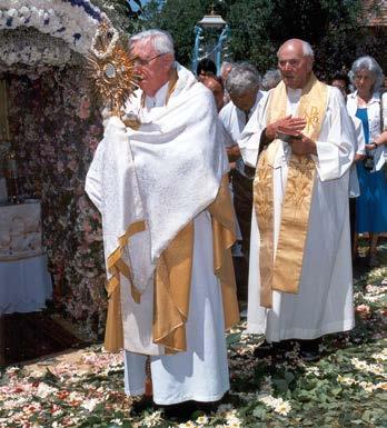 Az Egyházban élő hagyományok Szenthagyomány (apostoli hagyomány): Az apostoloktól ered, és azt adja tovább, amit ők Jézus tanításából és példájából kaptak, és amire a Szentlélek tanította őket.