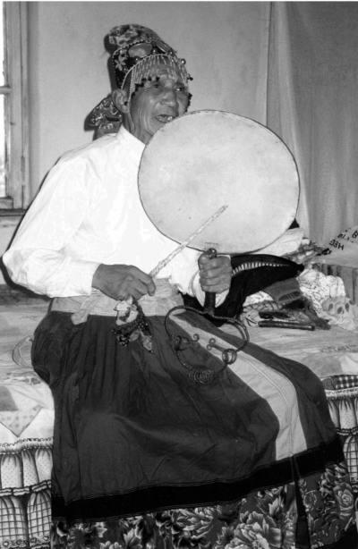 1. kép Mandzsu sámán (Zhang Juhai) otthonában