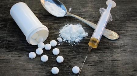 Opioid vegyületek Intoxikáció Legtöbbször heroinnal történik. Klinikai tünetek: 1. Fejfájás, hányás 2. Kábultság 3.