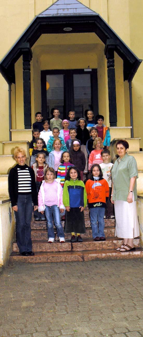 Osztályaink és tanáraik a 2004/2005-ös tanévben Osztályfõnök: Jencsikné Végh Adrienn, magyar, matematika, testevelés, környezetismeret Napközis tanító: Gondos Lászlóné Az osztályban