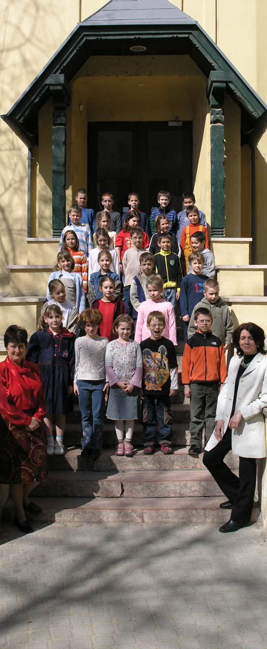 Osztályfõnök: Kálmán Kata, magyar nyelv és irodalom, matematika, környezetismeret Napközis tanító: Kántorné Ágh Edit Az osztályban tanítanak: Eperjesi Ágnes, technika Nagy Pálné, testnevelés