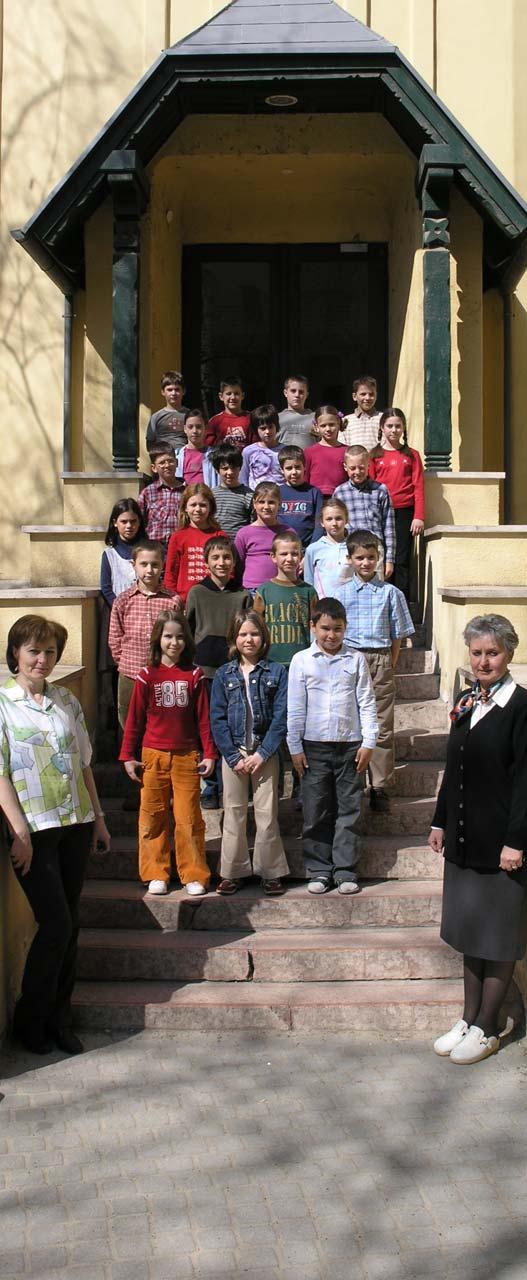 Osztályfõnök: Szakolczai Katalin, magyar nyelv és irodalom, matematika, környezetismeret Napközis tanító: Szabolcsné Krasznay Rózsa Az osztályban tanítanak: Eperjesi Ágnes, technika Földessy Katalin,