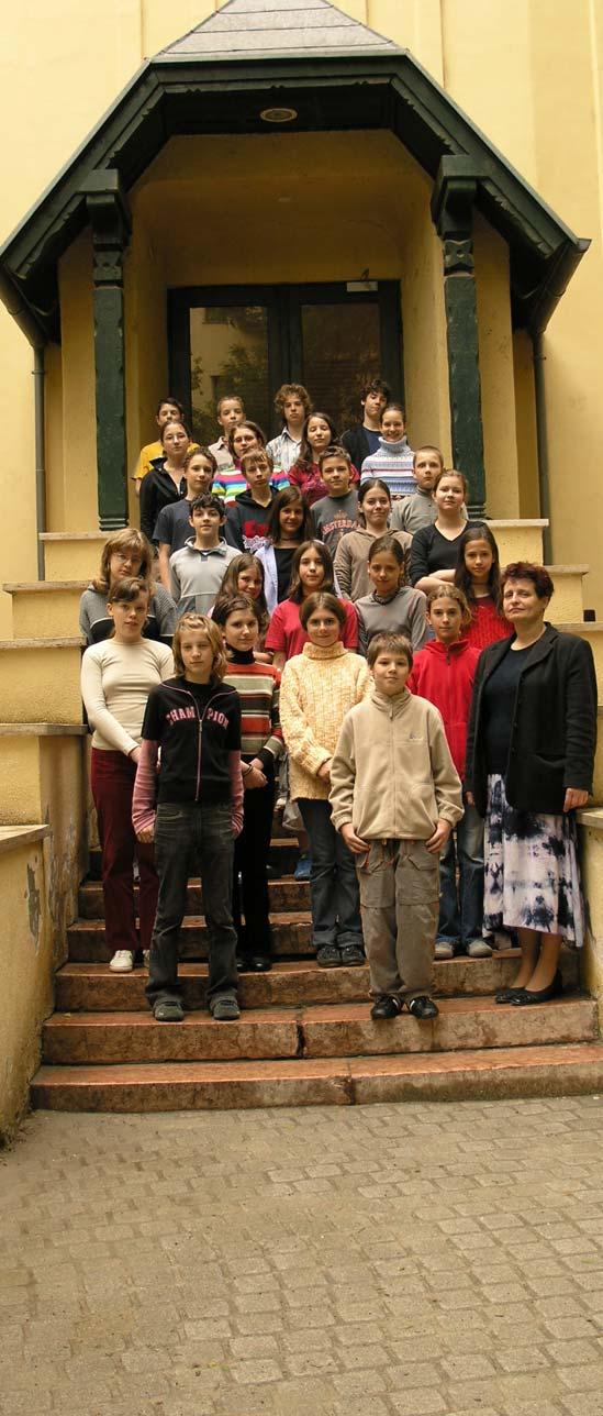Osztályfõnök: Csíkné Karsai Zsuzsanna, technika, informatika Napközis tanár: Laczkó Melinda Anna Az osztályban tanítanak: Breinich Miklósné, ének-zene Foki Tamás, történelem Földessy Katalin, német