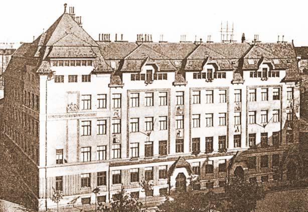 Az 1956-os események jelentõs szerepet játszottak az Iskola életében. Az épületet szovjet tüzérségi akna becsapódása miatt komoly pusztítás érte.