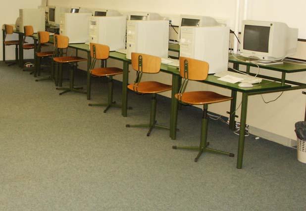 Oktatási szolgáltatásaink az interneten Iskolánk Legyen a kincs közkincs, Fazekas a hálón címû projektjavaslatával nyert az Informatikai és Hírközlési Minisztérium és az Oktatási Minisztérium 2002.