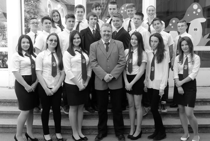 Dubai Réka 8.b osztály Első sor: Andirkó Szimonetta, Páncsits Vivien, Torma Eszter, Jeszenszky Zoltán Pál (of.