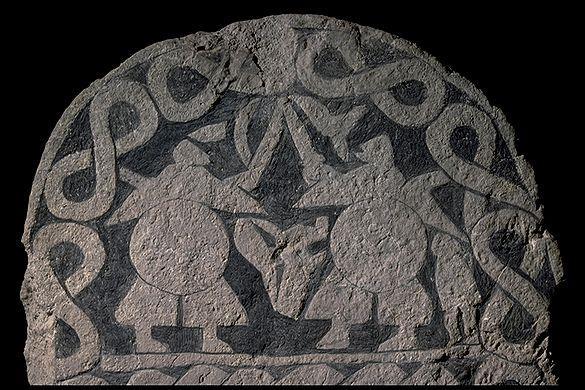 3. Kép Buggyos nadrágot viselő vikingek a Smiss-i rúnakövön (Gotland, Svédország) (Forrás: