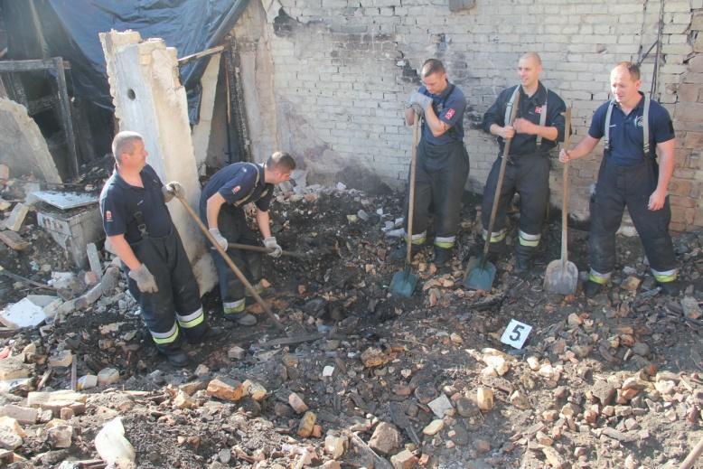 tárgyi bizonyítékokat az eredeti helyére visszahelyezzük és így rögzítjük a helyszínt.