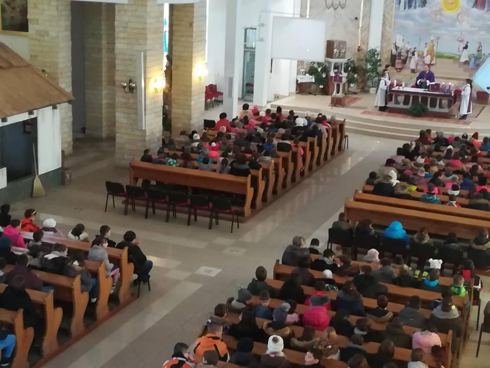 Második gyertya A második is fényre lobban, jelzi, angyal szállt a földre: Éljetek méltóbban, jobban, s várjatok az újszülöttre! Aranyosi Ervin 2018.