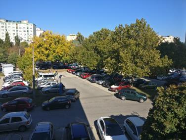 Az épület mélyalapozással készült a talaj adottságait figyelembe véve, a tartószerkezetek és a közfalak pedig