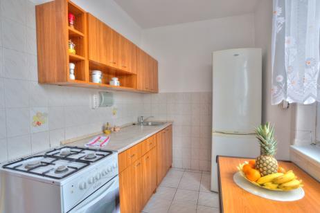 Helyiségleltár Helyiség megnevezése Alapterület 01 Konyha 6,59 m 2 02 Fürdő 2,40 m 2 03 WC 0,79 m 2 04 Előtér 7,32 m 2 További jellemzés Világos,