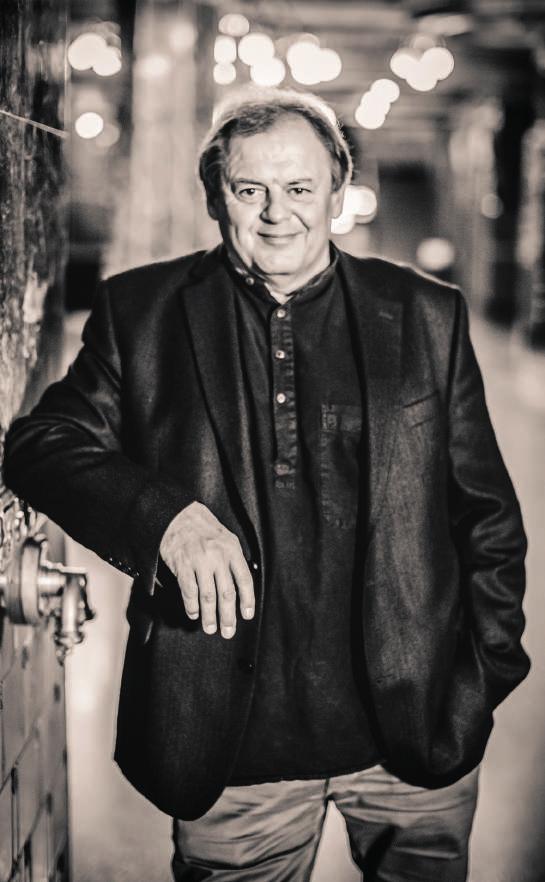 Binder Károly zongoraművész, Erkel-díjas zeneszerző, a Liszt Ferenc Zeneművészeti Egyetem tanszékvezető tanára.
