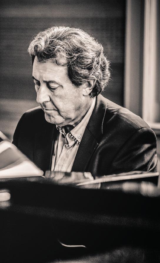 DRÁFI KÁLMÁN Dráfi Kálmán zongoraművész, Liszt-díjas, habilitált egyetemi tanár 1974-ben, 19 évesen szerezte művészdiplomáját a Zeneakadémián Kadosa Pál és Bächer Mihály növendékeként.